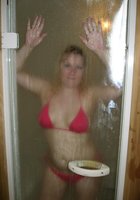 Светловолосая толстушка моет голое тело в ванной 20 фото