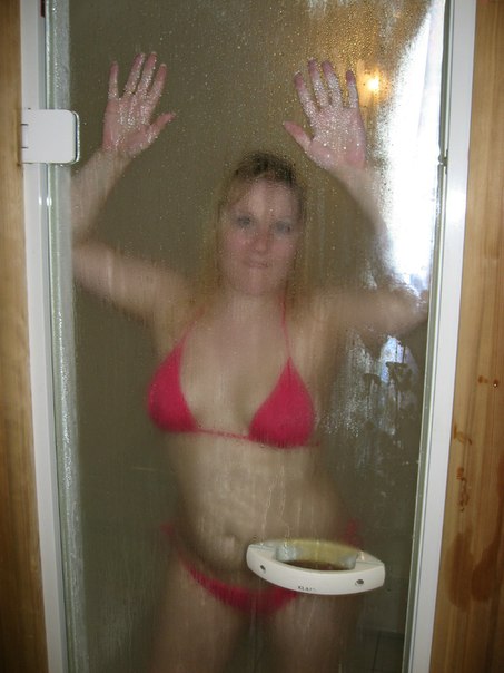Светловолосая толстушка моет голое тело в ванной 20 фотография