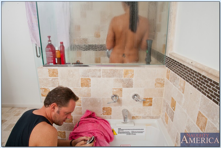 Мужчина уговорил сожительницу на секс в ванной комнате 2 фотография