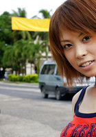 Кореяночка снимает белье на улице 7 фото