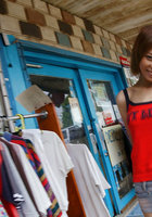 Кореяночка снимает белье на улице 5 фото
