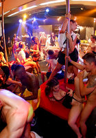 Девушки и парни трахаются на отвязной секс-вечеринке 8 фотография