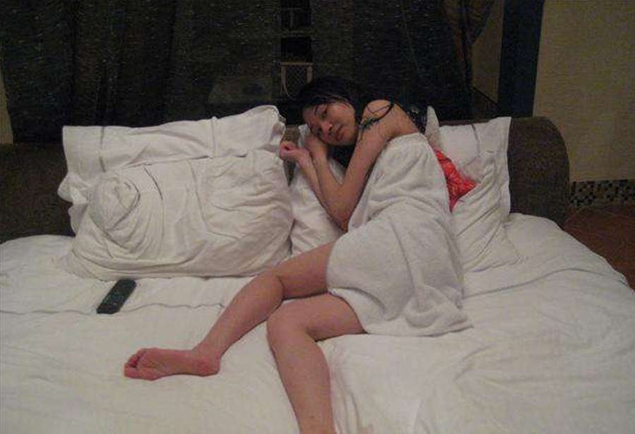 Темноволосая азиатка отдыхает в дорогом отеле 11 фотография