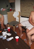 Две марамойки пришли на вечеринку ради секса 6 фото