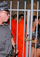 Охранники привели девах заключенным для вечеринки в тюрьме 1 фото