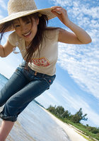 Красивая азиатка Mari Misaki разделась на пляже 1 фото