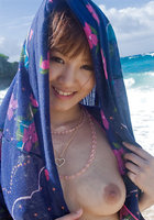 Красивая азиатка Mari Misaki разделась на пляже 2 фотография