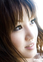 Красивая азиатка Mari Misaki разделась на пляже 4 фото