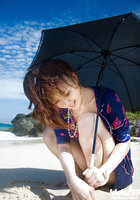 Красивая азиатка Mari Misaki разделась на пляже 5 фотография