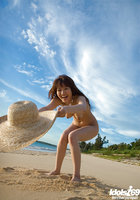 Красивая азиатка Mari Misaki разделась на пляже 6 фотография