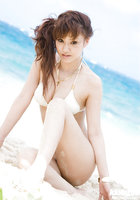 Красивая азиатка Mari Misaki разделась на пляже 11 фотография