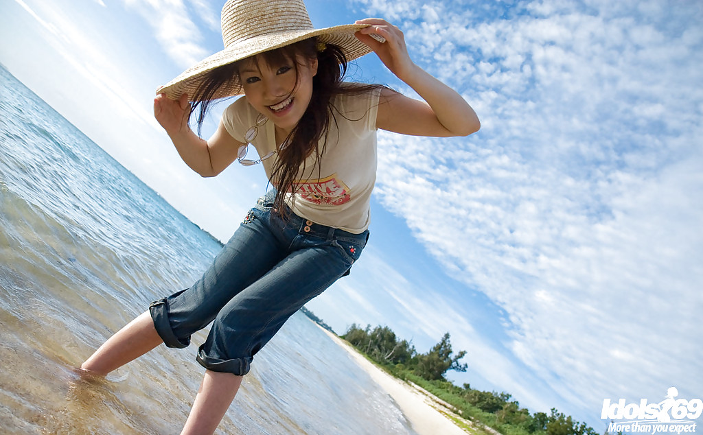 Красивая азиатка Mari Misaki разделась на пляже 1 фотография