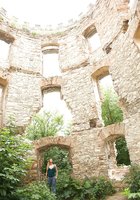 Туристка Chrissy Fox мастурбирует в развалинах замка 1 фотография