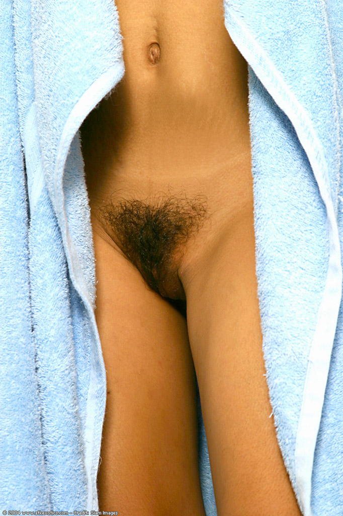 Азиатка, моясь в душе, засветила свою волосатую вагину 2 фотография