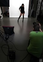 Модель мастурбирует анальчик после фотосъемки 11 фотография