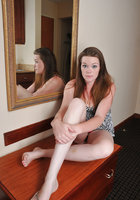 Супруга осматривает себя в зеркале 1 фото