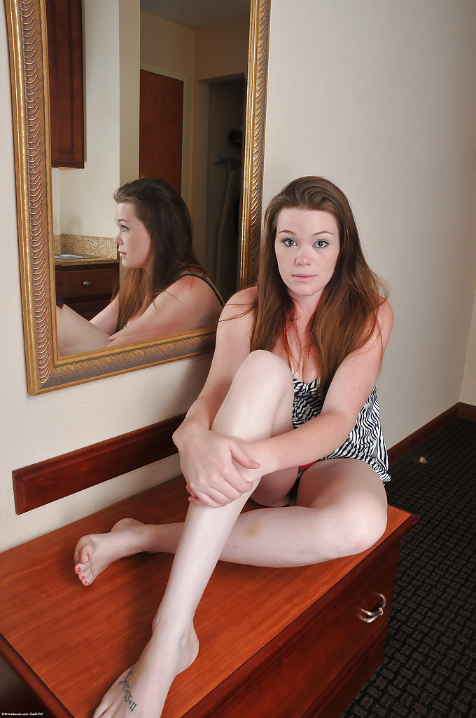 Супруга осматривает себя в зеркале 1 фотография