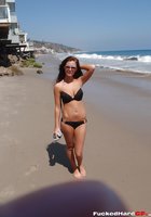 Курортница с пляжа показывает свои сиськи и влагалище в укромном закутке 1 фотография