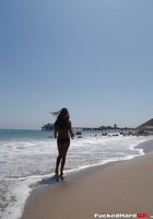 Курортница с пляжа показывает свои сиськи и влагалище в укромном закутке 2 фотография