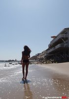 Курортница с пляжа показывает свои сиськи и влагалище в укромном закутке 3 фото