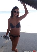Курортница с пляжа показывает свои сиськи и влагалище в укромном закутке 9 фото