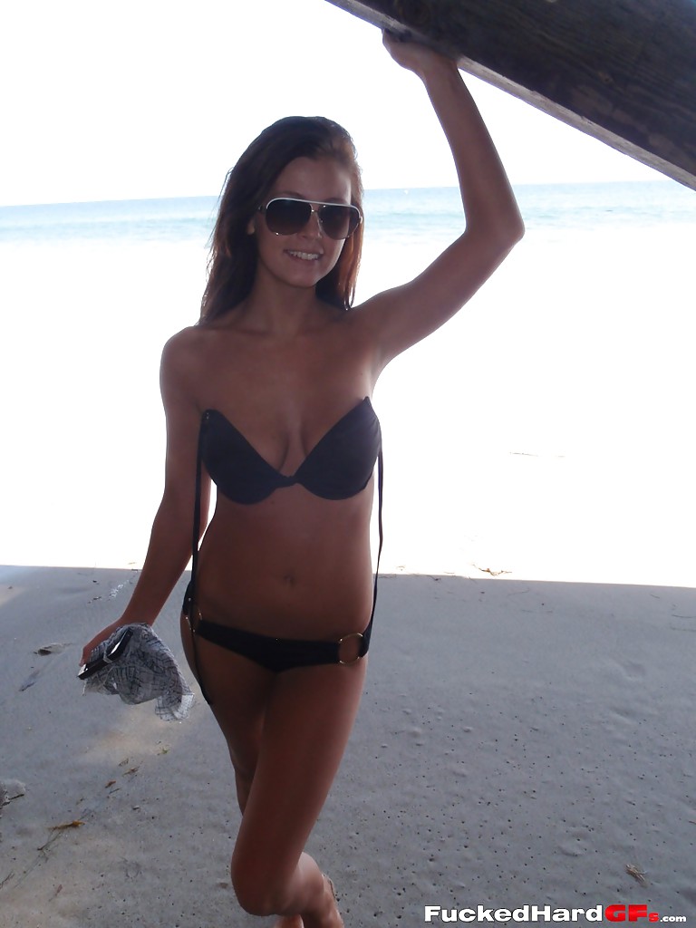 Курортница с пляжа показывает свои сиськи и влагалище в укромном закутке 9 фотография
