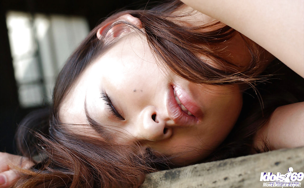 Азиатка Hikaru Koto отдыхает на полу 10 фотография