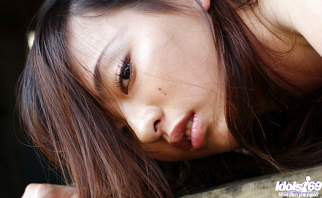 Азиатка Hikaru Koto отдыхает на полу 12 фотография