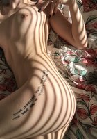 Стройные красотки с татуировками красуются обнаженными телами в квартирах 6 фото