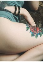 Стройные красотки с татуировками красуются обнаженными телами в квартирах 14 фотография