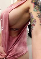 Сексуальные цыпочки хвастаются татуировками на обнаженном теле 4 фотография
