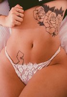 Сексуальные цыпочки хвастаются татуировками на обнаженном теле 15 фото