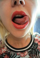 Красотки снимают груди так, чтобы в кадр попадали губы с языком 13 фото