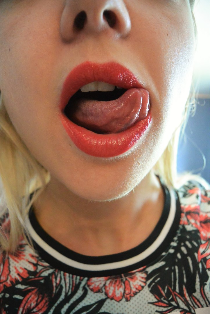 Красотки снимают груди так, чтобы в кадр попадали губы с языком 13 фотография