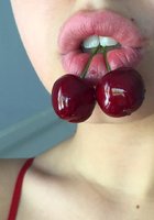 Язычки и губы красивых моделей 3 фото