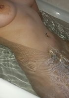 Соседки с идеальными формами купаются в ванной 14 фотография