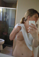 Милфы с пышной грудью оголяются для эротической фотосессии 17 фото
