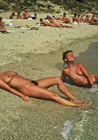 Курортницы с голыми дойками на пляже и в отеле 12 фото