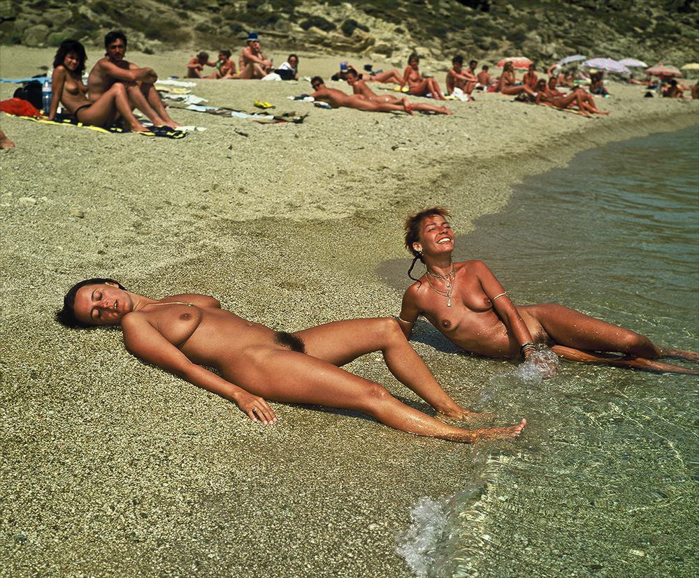 Курортницы с голыми дойками на пляже и в отеле 12 фотография