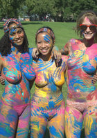 Подборка молодых девушек, которые светят голыми сиськами в разных местах 14 фото