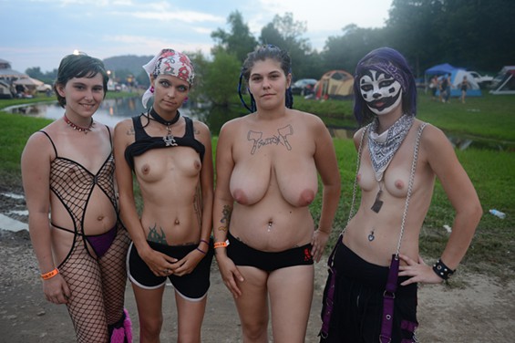 Полуголые девки сорвали с себя одежду и показали натуральные дойки 4 фотография