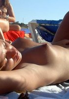 Молодые шалуньи дразнят видом голых сисек 2 фотография