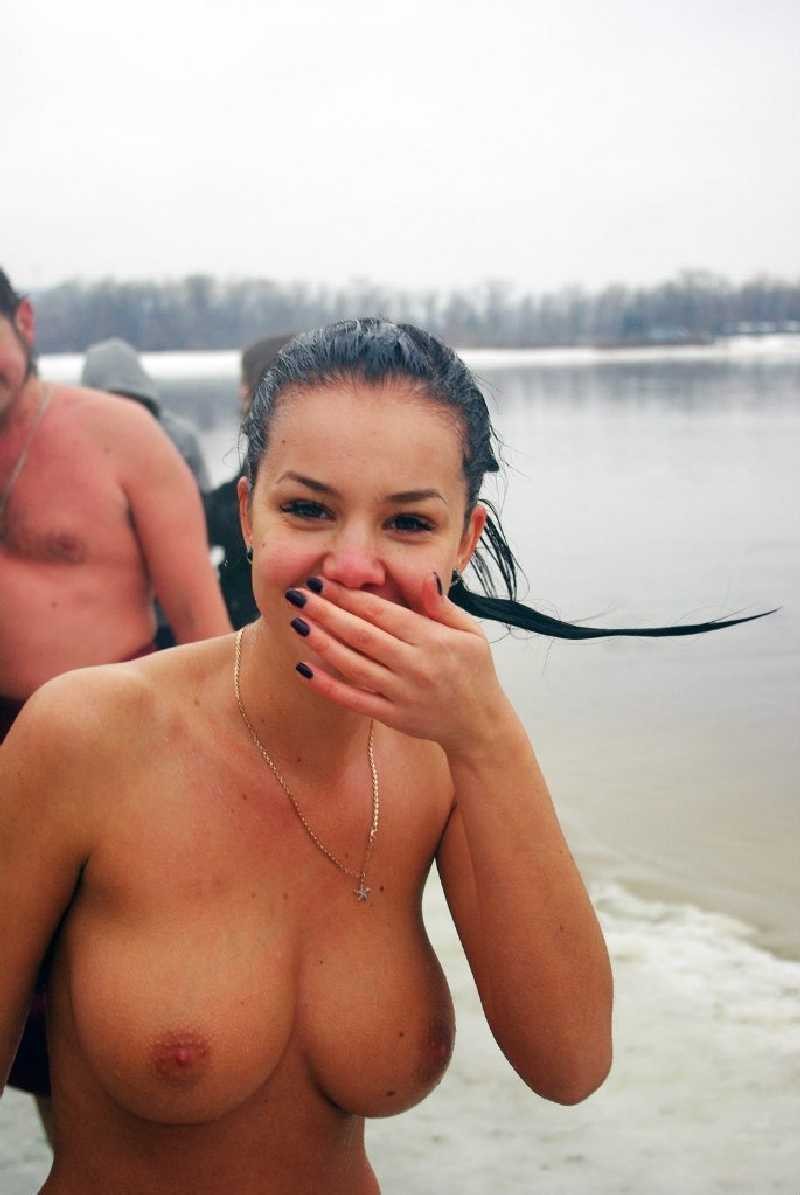 Молодые шалуньи дразнят видом голых сисек 6 фотография