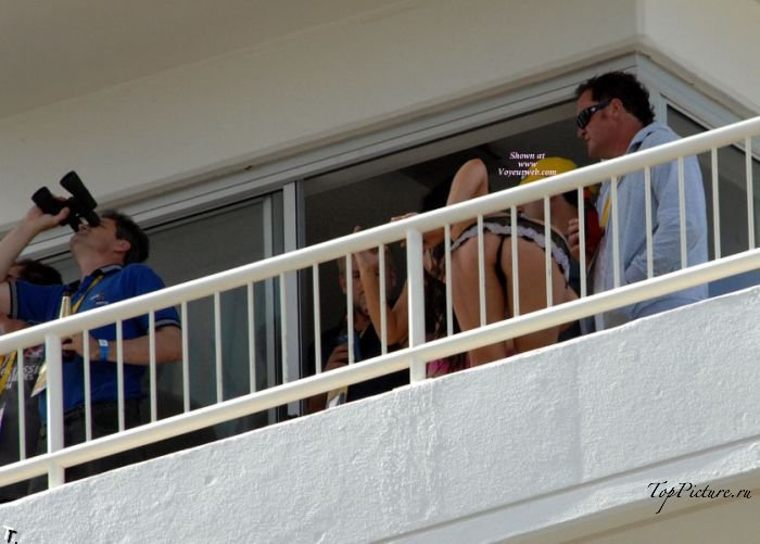 Сучки с обнаженными титьками веселятся на балконе 1 фотография
