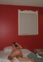 33 летняя продавщица голышом позирует на кровати 10 фотография