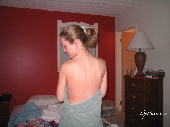 33 летняя продавщица голышом позирует на кровати 7 фотография