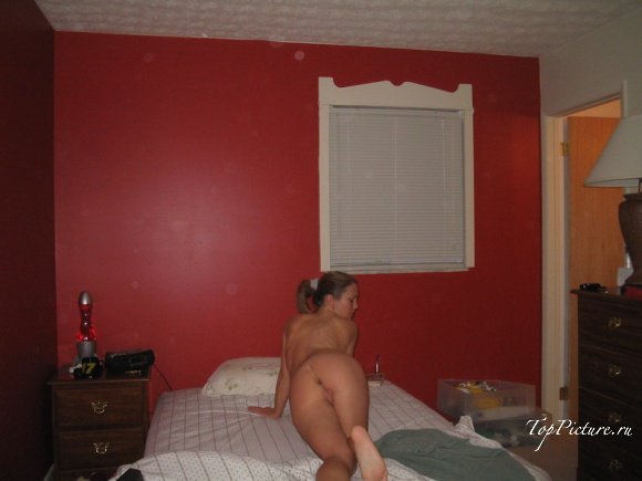 33 летняя продавщица голышом позирует на кровати 9 фотография