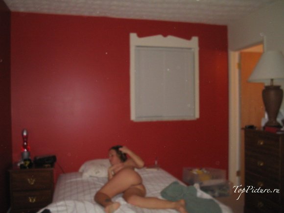 33 летняя продавщица голышом позирует на кровати 10 фотография