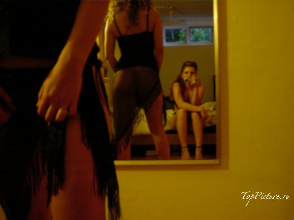Две девы поочередно оголяются на съемной квартире 14 фотография