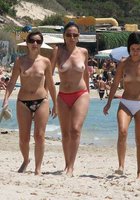 Дамочки отдыхают топлес на общественном пляже 18 фото
